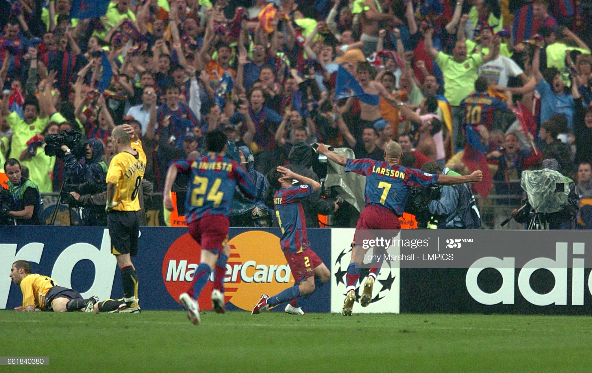 Barcelona's Juliano Belletti celebrates his goal in front of the Barcelona fans (Photo by Tony Marshall - PA