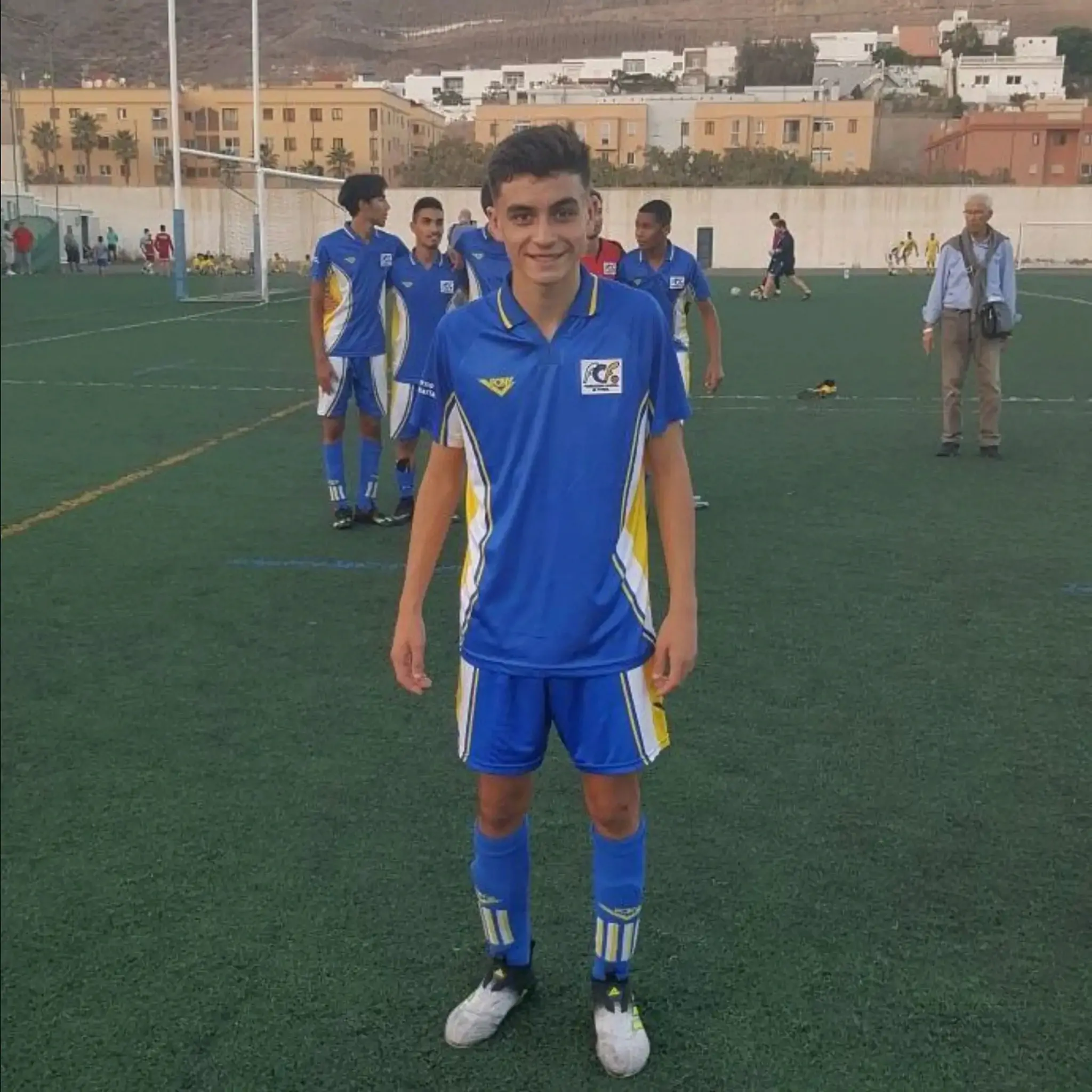 פדרי כילד מצדיע לאחר משחק נוער